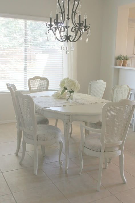 Dining Room Decor Diy, White Dining Room Sets, Living Room And Dining Room Decor, Muebles Shabby Chic, Shabby Chic Dining Room, French Country Dining Room, Dining Room Accents, Decor Makeover, Chic Dining Room