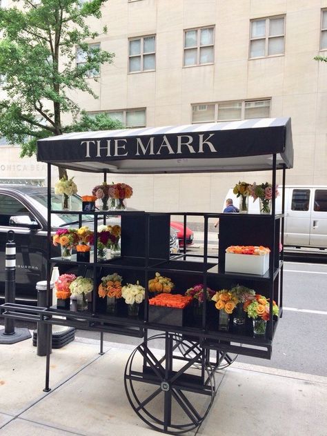 Storefront Aesthetic, Fruit Presentation, Flower Shop Interiors, Pocket Garden, Flower Shop Design, Ideas Decoracion, Flower Mobile, Flower Truck, Street Vendor