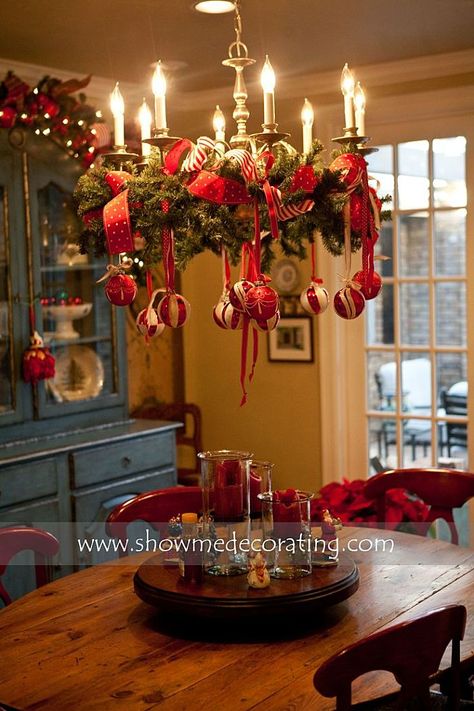 Wreaths for your light fixtures Christmas Decorated Chandeliers, Christmas Chandeliers, Decorating Fireplace, Decorate Chandelier, Salon Christmas, Christmas Chandelier, Decor 2023, Chandelier Decor, Unique Christmas Decorations