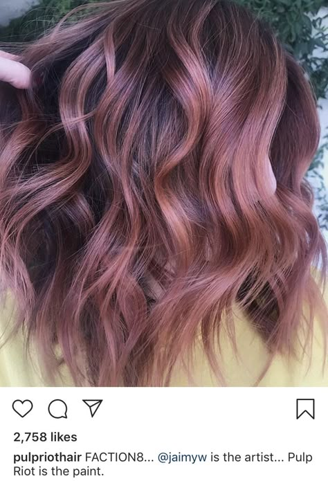 Rose Gold Hair Brunette, Gold Hair Colors, Hair Color Rose Gold, Colored Curly Hair, Rose Gold Hair, Penteado Cabelo Curto, Hair Color And Cut, Hair Inspiration Color, Hair Color Dark