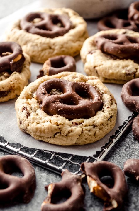 Chewy brown sugar cookies filled and topped with chocolate covered pretzels and finished off with a sprinkle of coarse salt. Chocolate Covered Pretzel Cookies, Cookie Shop Ideas, Biscoff White Chocolate Chip Cookies, Stuffed Cookie Ideas, Deep Dish Cookies Recipe, Crumple Cookies, Pretzel Cookie Recipes, Gourmet Cookie Flavors, Filled Cookies Recipes