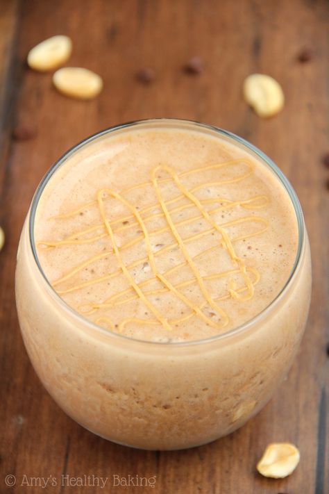 Skinny Chocolate Peanut Butter Frappuccino -- only 95 calories & tastes just like a Reese's PB cup! Ww Caramel Frappe, Healthy Peanut Butter Milkshake, Low Calorie Pb2 Smoothie, Low Calorie Peanut Butter Cups, Low Calorie Peanut Butter Smoothie, Chocolate Peanut Butter Smoothie, Peanut Butter Smoothie, Mint Chocolate Chips, Smoothie Shakes