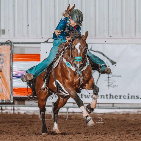 turn and burn baby 🤩 #barrelracersofinstagram #barrelracing #barrelhorse #barrelracer #barrelracers #horse #horseriding #horsesofinstagram #horseriding #quarterhorse #quarterhorsesofinstagram #betterbarrelraces #bbr #tracidavenportphotography #photo #photographer #western #punchy #filter @thrive_equine_cbd @flairstrips @mastersaddles @dazzlerocktack @_tdphoto_ Barrel Racing Horses Pictures, Western Horse Tack Turquoise, Barrel Racing Photos, Barrel Racing Photography, Equestrian Jumping, Western Show Shirts, Western Bedroom Decor, Western Bedroom, Horse Things