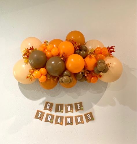 Mini organic balloon arch #balloongarland #balloondecor #balloonbackdrop #balloonart #balloondecorator #gemarballoons Thanks Giving Balloon Arch, Thanksgiving Birthday Decorations, Fall Balloon Backdrop Ideas, Thanksgiving Garland Balloons, Thanksgiving Balloon Arch Ideas, Thanksgiving Balloon Garland Ideas, Autumn Balloon Decorations, Thanksgiving Ballons Arch, Friendsgiving Decorations Backdrop