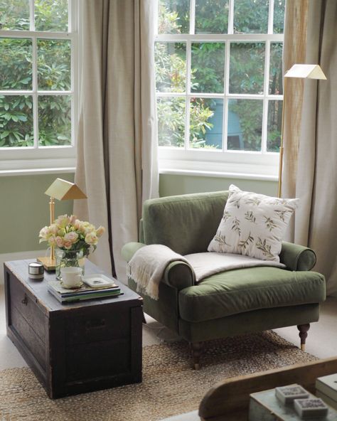 Living Room Victorian House, Modern Victorian Living Room, Living Room Victorian, Green Sofa Living Room, Terrace Living Room, Snug Room, Victorian Living Room, Cosy Living Room, Green Sofa