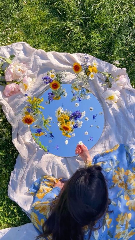 Floral Picnic Photoshoot, Picnic Ideas Photoshoot, Flower Picnic Aesthetic, Picnic Photo Shoot Ideas, Flower Picnic Photoshoot, Friends Video Ideas, Flower Photography People, Picnic Photoshoot Ideas Friends, Picnic Shoot Photo Ideas