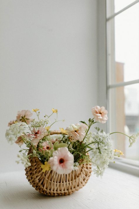 Small basket filled with spring wild flowers Floral Basket Bridesmaid, Bridesmaids Floral Baskets, Basket Bridal Bouquet, Flower Basket Ideas Wedding, Bridesmaid Unique Bouquet, Basket Flowers Bridesmaids, Wedding Flower Basket Bridesmaid, Bridesmaids Bouquet Baskets, Bridesmaids Baskets Flowers