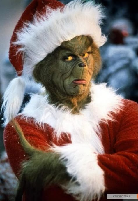 Hace tiempo (y no es un chiste)  vivió un ser de mirada triste.   Villa Quién fue el lugar   donde el Grinch escogió morar.    Los felices “quienes” ahí vivían   y el Grinch con ellos reñía.   No se reía, siempre enojado,   le gustaba estar amargado.    La Navidad, sin explicación   odiaba de corazón.    Un diciembre muy helado   se sintió el más malvado   y a la bella Nochebuena  quiso quitarle lo buena.    Esa linda noche mágica   decidió volverla trágica. The Grinch Pictures, O Grinch, Funny Christmas Wallpaper, Grinch Images, The Grinch Movie, Mr Grinch, Grinch Who Stole Christmas, Grinch Party, Xmas Wallpaper