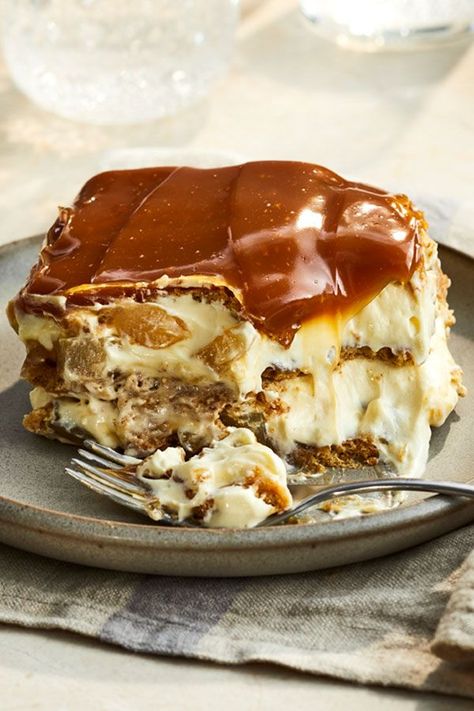 This caramel apple eclair cake is a quick and easy apple cake recipe! Bake the best apple cake using Golden Delicious apples, cinnamon, French vanilla pudding, sour cream, graham crackers, and caramel apple dip. You will love baking this apple cake for a fall dessert or Thanksgiving dessert! Apple Eclair Cake, Apple Eclair, Eclair Cake Recipes, Lemon Icebox Cake, Crispy Chocolate Chip Cookies, Eclair Cake, Chocolate Graham Crackers, Coffee And Donuts, Wafer Cookies