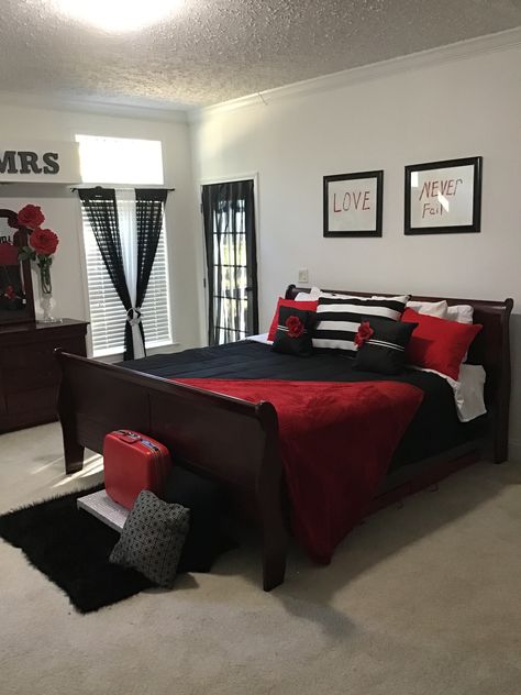 Red, black and white bedroom ideas Black White Red Bed, Bedroom Decor With Red Accents, Red Black White Living Room Decor, Red And White Apartment Decor, Red Black And Grey Bedroom Ideas, Black White Grey And Red Bedroom Ideas, Black Red And White Bedroom Decor, Red And Black Master Bedrooms Decor, Black Red Room Ideas