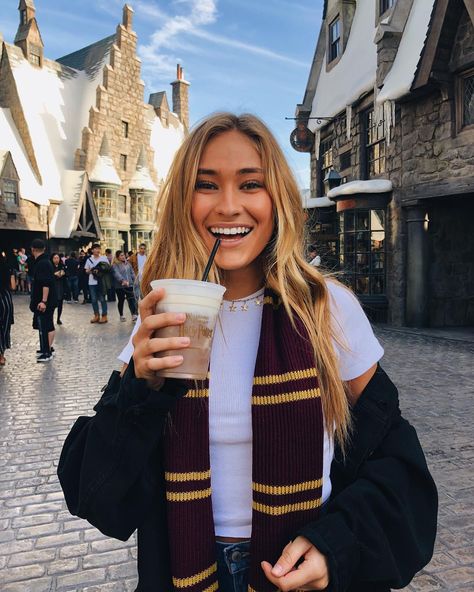 Sophie Cornwell on Instagram: “i solemnly swear that i am up to no good !! 🍻⚡️” Eat Pray Love Quotes, Universal Studios Orlando Trip, Universal Studios Outfit, Disney Universal Studios, Orlando Photos, Theme Park Outfits, Harry Potter Universal Studios, Disney Photo Ideas, Orlando Travel