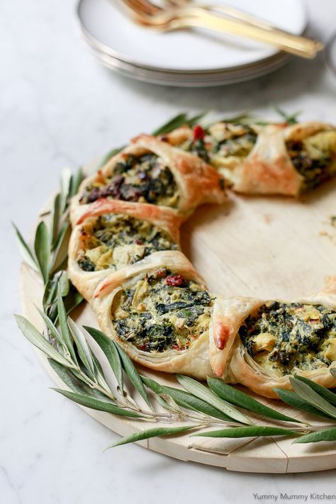 Spinach Artichoke Puff Pastry, Artichoke Puff Pastry, Puff Pastry Wreath, Pastry Wreath, Pizza Sugar Cookie, Puff Pastry Appetizers, Fruit Pizza Sugar Cookie, Fruit Pizza Recipe, Bruschetta Ingredients