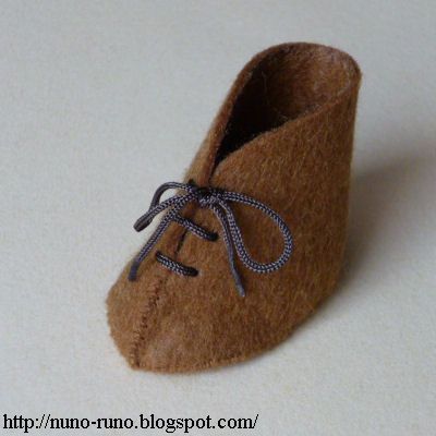 The short boots of felt for simple felt doll. Doll Shoes Tutorial, Waldorf Dolls Clothes, Doll Shoe Patterns, Felt Boots, Doll Clothes Patterns Free, Felt Shoes, Boots Patterns, Shoe Pattern, Waldorf Doll