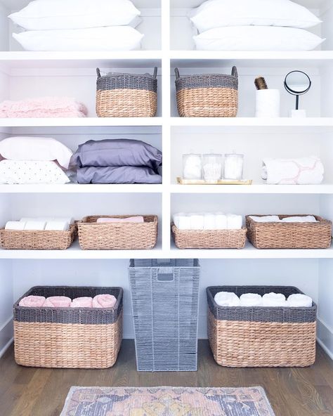 THE HOME EDIT ® on Instagram: “One of our favorite linen closet tricks: Store your sheet sets inside of its pillow case. The sheets are contained and easy to identify. ✨…” Linen Closet Design, Diy Bathroom Storage Ideas, Linen Closet Storage, Organizing Linens, Organized Closet, Home Edit, Diy Bathroom Storage, Linen Cupboard, Linen Closet Organization