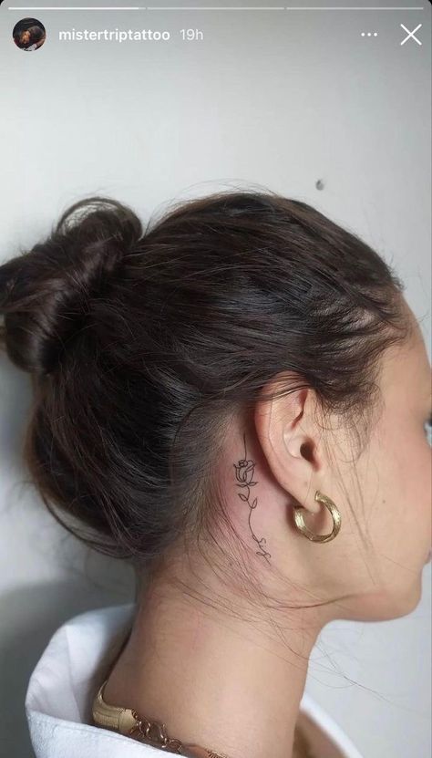 Tattoos For Behind The Ear, Tatooo Delicadas, Small Dainty Tattoos, Simple Neck Tattoos, Rose Tattoo Behind Ear, Small Neck Tattoos, Behind Ear Tattoos, Girl Neck Tattoos, Small Rose Tattoo