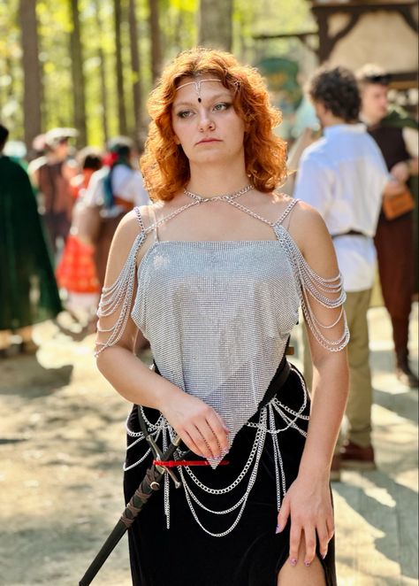 Photo by Alena . . . #knight #knightcore #joanofarc #renaissancefair #renaissancefaire #renfaire #renfair #renfairoutfit #renfaircostume #dnd #dungeonsanddragons #lordoftherings #costume #cosplay #halloweencostume Female Knight Costume Diy, Knight Costume Women, Female Knight Costume, Knight Photo, Knight Outfit, Fantasy Knight, Ren Faire Outfits, Knight Costume, Fair Outfits