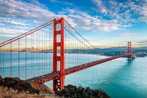 Golden gate bridge, san francisco | Premium Photo #Freepik #photo #water #city #cloud #beach San Francisco At Night, Malibu Farm, Malibu Pier, Famous Bridges, San Francisco Golden Gate Bridge, Lombard Street, Pacific Coast Highway, Instagrammable Places, Daytona Beach