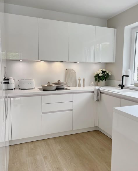 White Kitchen Inspiration, White Gloss Kitchen, Modular Kitchen Designs, Minimalist Kitchen Design, Sleek Kitchen, Kitchen Design Modern White, All White Kitchen, White Kitchen Design, White Cabinetry