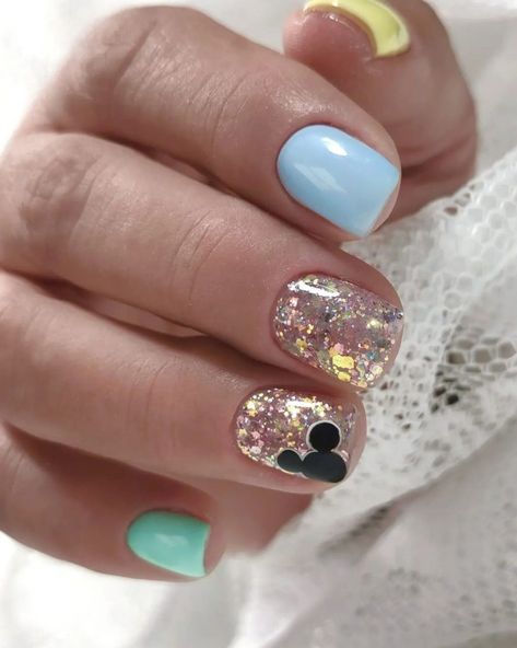 Disney Fall Nails 27 Ideas: A Magical Manicure Guide Walt Disney Nails, Disney White Nails, Disney Nails Subtle, Winter Disney Nails, Disney Winter Nails, Purple Disney Nails, Disney Pedicure, Fall Disney Nails, Christmas Disney Nails