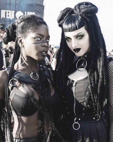 Theresa Fractale & Obsidian Kerrtu at M'era Luna festival 2018. Jovana Mitrovic, Obsidian Kerttu, Dark Characters, Voodoo Queen, Guy Clothes, Gothic Stuff, Afro Goth, Afro Punk Fashion, Dark House