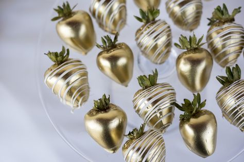 Dipped Strawberry Ideas, Gold Chocolate Covered Strawberries, Gold Strawberries, Chocolate Covered Strawberry Recipe, Chocolate Covered Fruit, Chocolate Pastry, Chocolate Covered Treats, Chocolate Squares, Chocolate Dipped Strawberries