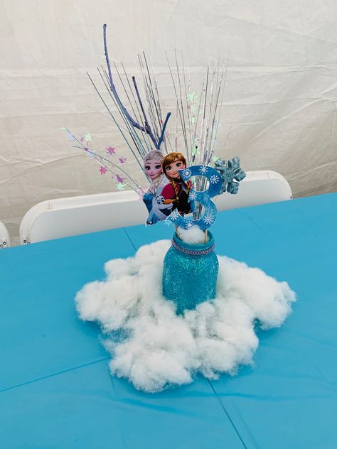 Elsa Centerpiece Ideas, Frozen Table Centerpieces, Frozen Centerpiece Ideas, Frozen Birthday Centerpieces, Frozen Table Decorations, Frozen Centerpieces, Frozen Table, Frozen 3, Disney Frozen Birthday Party