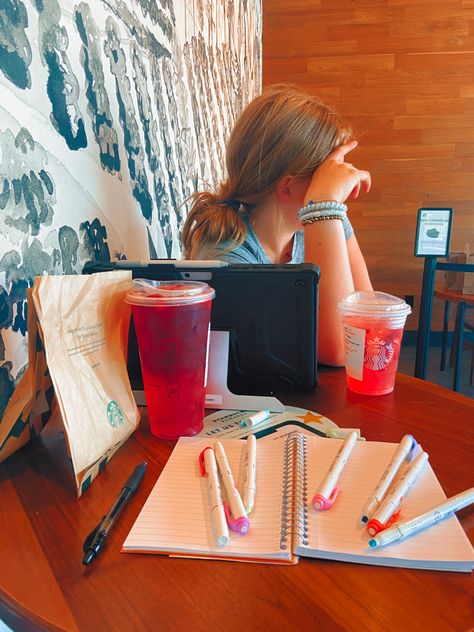 Preppy Study Aesthetic, Back To School Aesthetic Pictures, Back To School Asthetics, Back To School Vibes, That Girl School, School Aesthetic Preppy, Preppy Studying, Junior Year Aesthetic, Preppy School Aesthetic