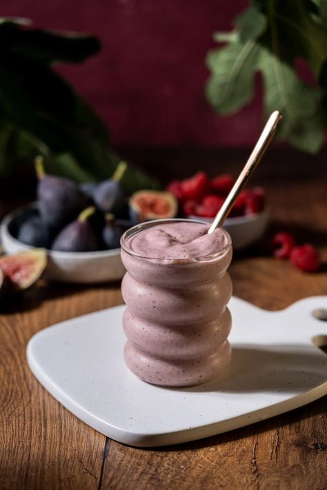 Creamy Fig and Berry Smoothie Fig Smoothie, Almond Smoothie, Broccoli Sprouts, Summer Smoothies, Vegan Yogurt, Strawberry Yogurt, Dried Figs, Fresh Figs, Berry Smoothie