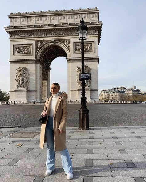 Palace Of Versailles Outfit Winter, Versailles Palace Outfit, Palace Of Versailles Outfit, Versailles Winter, Versailles Outfit, Europe Picture Ideas, Outfits Europa, Trip Fits, Paris Dream