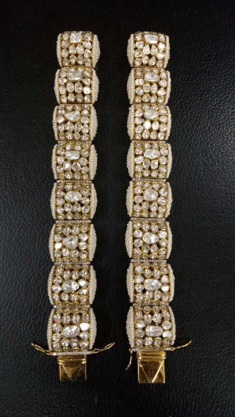 Kundan kangan Kundan Kangan, Antique Gold Bracelet, Antique Style Jewelry, Jadau Jewellery, Kundan Jewellery Bridal, Indian Wedding Jewelry Sets, Kundan Bangles, Diamond Bracelet Design, Antique Jewellery Designs