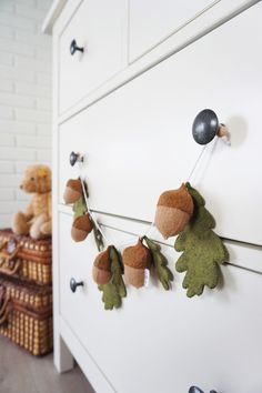 Felted Acorn Garland, Woodland Felt Garland, Fall Nursery Decor, How To Make Felt Garland, Felt Fall Garland, Felt Fall Crafts, Diy Woodland Nursery Decor, Autumn Garland Diy, Fall Felt Garland