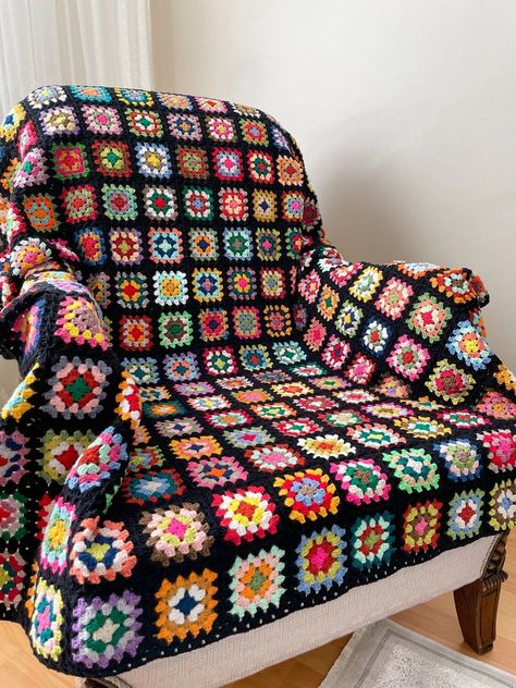 granny square cardigan Granny Blanket, Vintage Quilts Patterns, Crochet Granny Square Afghan, Throw Blanket Pattern, Crochet Blanket Pattern Easy, Crocheting Projects, Crochet Cushion Cover, Easy Crochet Blanket, Crochet Blanket Designs