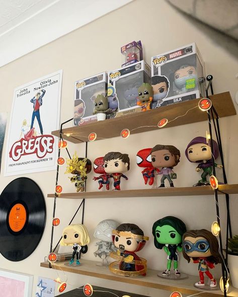 Room Inspo Funko Pop, Funko Pop Display Ideas Aesthetic, Funko Shelf, Funko Pop Aesthetic Display, Funko Pop Shelf, Marvel Funko Pop Display, Movie Collection Shelf, Shelf Decor Funko Pop, Funko Display Ideas