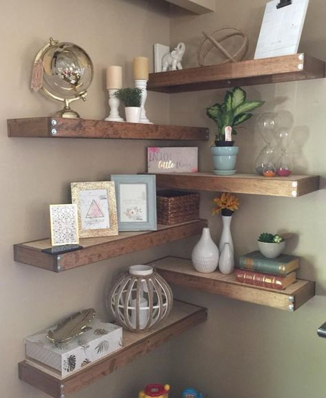 Corner Shelf Decor Living Room, Corner Floating Shelves Living Room, How To Decorate Floating Shelves, Corner Shelf Decor, Corner Plant Shelf, Corner Shelf Ideas, Business Office Decor, Dnevna Soba, Floating Shelves Living Room