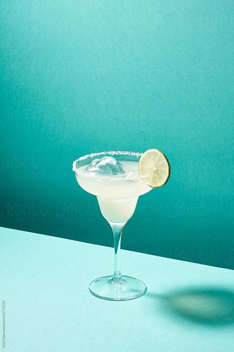 Turquoise Table, Mango Margarita, Lime Margarita, Watermelon Margarita, Classic Cocktail Recipes, Cocktail Photography, Slice Of Lime, Eating At Night, Margarita Cocktail