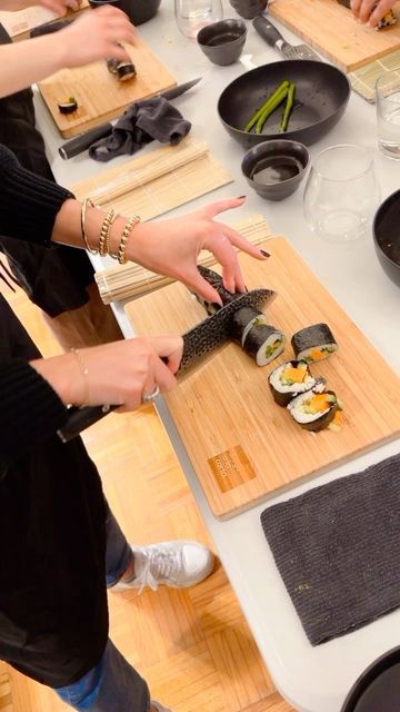 Date night idea ✨ Take a private sushi making class with Diego Cerdan (@diegoalacarta on Instagram). This looks like so much fun! ❤️ 🎥 : @doing.nyc.glutenfree 🍣 - things to do in new york city - new york city aesthetic - new york city at night - fun things to do in new york city - unique new york city experiences - unique new york city activities - how to make sushi - #newyorkcity City Activities, New York City At Night, Sushi Making, Make Sushi, New York City Aesthetic, How To Make Sushi, Night City, City Aesthetic, Usa Travel