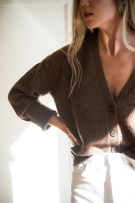 Cardigan Outfit Fall 2024, Chocolate Cardigan Outfit, Quince Cardigan Outfit, Cropped Chunky Cardigan Outfit, How To Style Brown Cardigan, Brown Cardigan Outfit Fall, Chunky Cardigan Outfit, Brown Cardigan Outfit, Cropped Cardigan Outfit