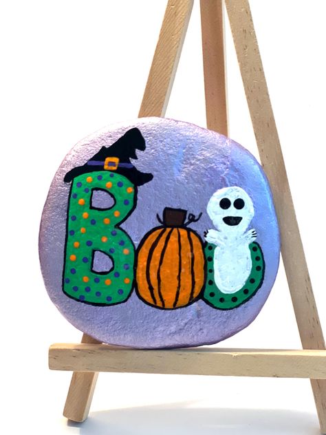 Cute little "Boo" Halloween rock. Hand painted on river rock. All rocks sealed for durability and shine. Rock measures 3 1/2 x 3 1/2. Makes a great gift! Rock Art Halloween, Rockpainting Halloween, Spooky Rock Painting, Painted Rocks Fall Theme, Halloween Themed Painted Rocks, Painted River Rocks, Fall Rock, Diy Rock Art, Halloween Rocks