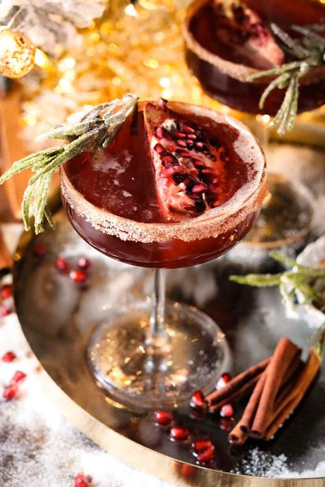 Enjoy this fizzy bourbon and champagne cocktail whenever the mood strikes! Bourbon Fizz, Tequila Punch, Caramel Apple Martini, Pomegranate Cocktails, Cranberry Cider, Spiced Cocktail, Girly Drinks, Table For One, Bourbon Cocktail