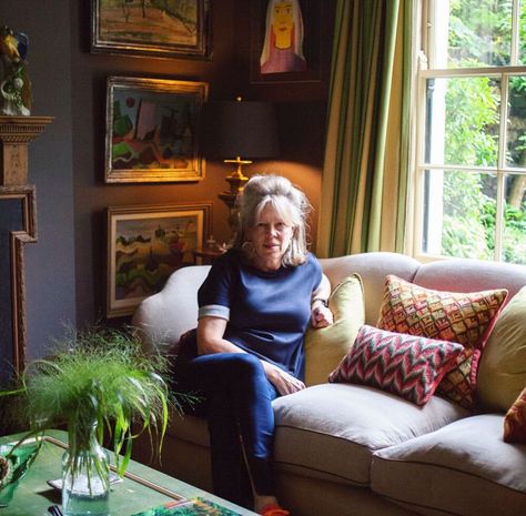 Designer Emma Burns, Colefax and Fowler, at home. Country Cottage Living Room, English Houses, Sunroom Decorating, Coach House, Hidden Rooms, Cottage Living Rooms, Decorative Mouldings, Beach Bungalows, She Sheds