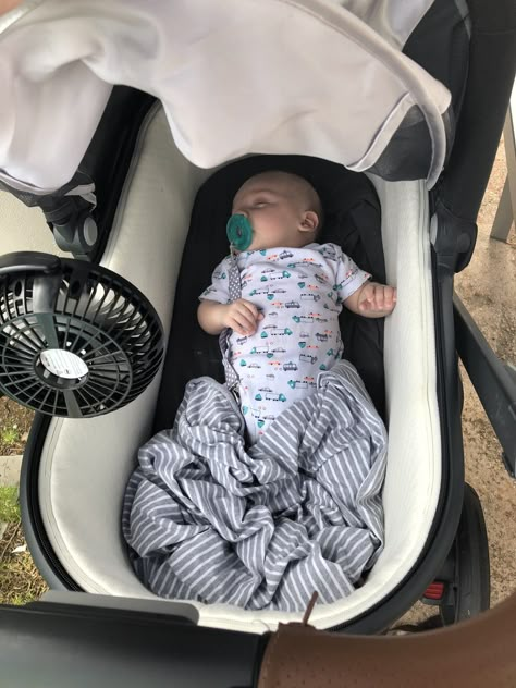 Our beach set-up: Fan, UPF 50 baby blanket, and the UPPABaby bassinet sun shield. Uppababy Bassinet, Twin Baby Photos, Baby Alive Food, Baby Fan, Luxury Baby Clothes, Newborn Needs, Items To Buy, Newborn Family Photos, Baby Momma