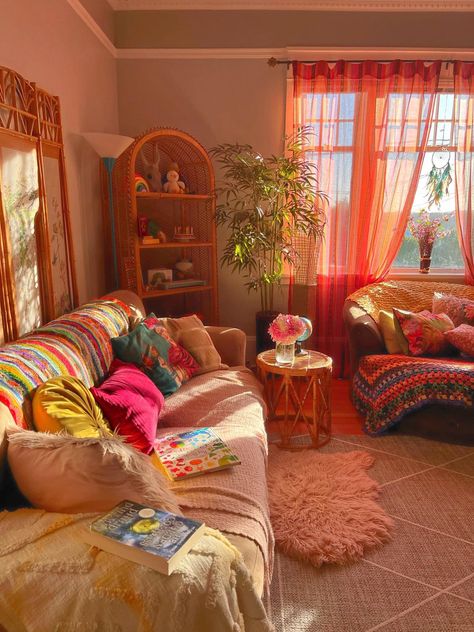 Colorful Shabby Chic, Hippy Style Living Room, Funky Reading Nook, Maximalist Cozy Decor, Colorful Cottage Core Living Room, Living Room Ideas Colourful, Colorful Boho Apartment Decor, 80s Inspired Apartment, Vintage Colorful Living Room