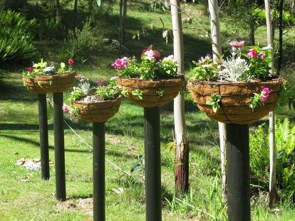 Backyard Fence Decor, Garden Winter, Flower Baskets, Plants For Hanging Baskets, Fall Planters, Wooden Posts, Basket Planters, Succulents In Containers, Fence Decor