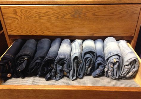 Get your pants to fit nice and efficiently in your drawers with this trick! By folding your pants this way, you can visibly see all of your pants instead of having to dig around in your drawer for … Dresser Top Organization Ideas, Fold Pants, How To Fold Jeans, Jean Organization, How To Fold Pants, Closet Organisation, Folding Jeans, Dresser Drawer Organization, Diy Clothes Rack