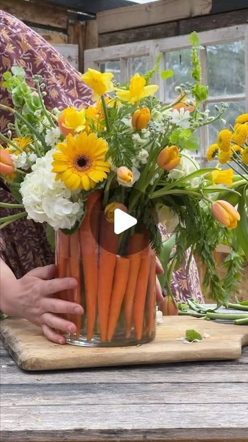 Floral Arrangement With Vegetables, Flower Growing, Easter Arrangement, Lake House Food Ideas, Lake Food Ideas Summer, Food Ideas Summer, Lake Food Ideas, Boat Food, Easter Floral