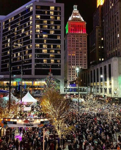 It’s Christmas time in the city. 🎄// Photo by @hauserb at Fountain Square in Cincinnati, Ohio! #ohioexplored Ohio Christmas, Fountain Square, Cincinnati Ohio, Oh The Places Youll Go, City Hall, Empire State Building, Christmas Seasons, Cincinnati, Christmas Time