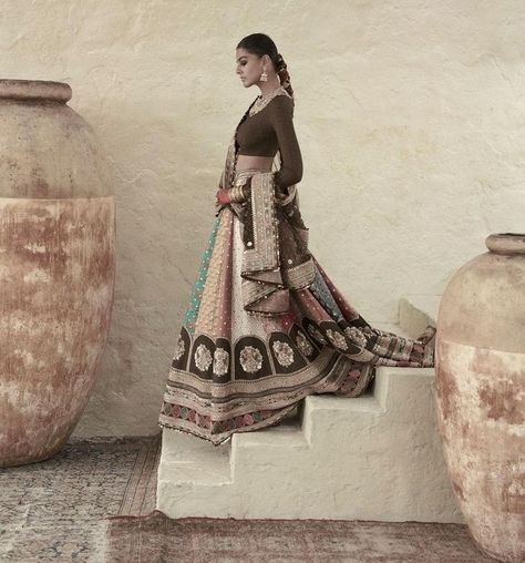 Royal Indian Aesthetic, Square Neckline Blouse, Royal Poses, Shoot Background, Fashion Photoshoot Ideas, Bridal 2023, Sabyasachi Mukherjee, Indian Things, Mehndi Outfit