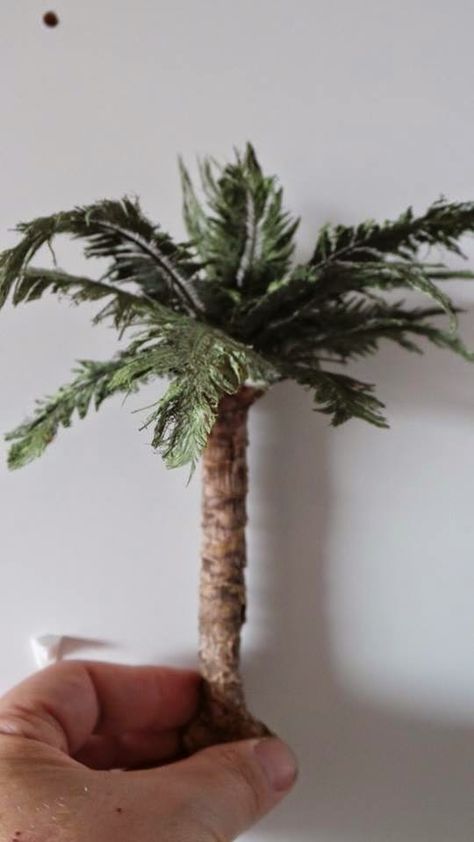 Scale models and dioramas: Making palm tree leaves with feathers... thats awesome :] Miniature Palm Trees, Mini Palm Tree, Tree Palm, Christmas Service, Christmas Houses, Fairy Garden Designs, Model Tree, Palm Tree Leaves, Doll House Crafts