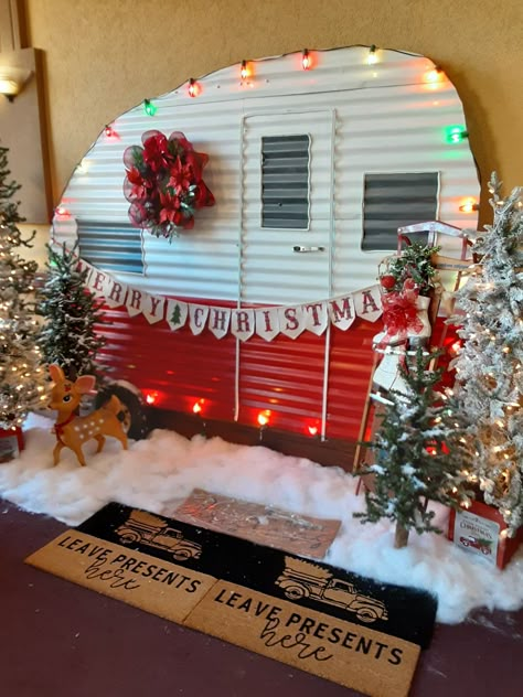 Christmas Caravan, Christmas In July Decorations, Camp Christmas, Xmas Display, Christmas Cubicle, Cubicle Decorations, Christmas Trailer, Christmas Cubicle Decorations, Decorating Car