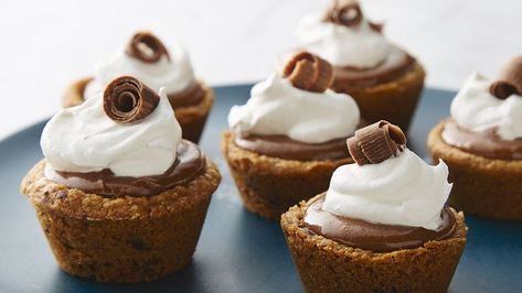 Decadent mini pies with chocolate chip cookie crust and French silk filling. They are simply too cute to eat just one! Unique Christmas Cookies, French Silk Pie, Silk Pie, Vegetarian Bake, Grandmas Christmas, Cupcake Tins, Best Christmas Cookies, Favorite Pie, Cookie Cups